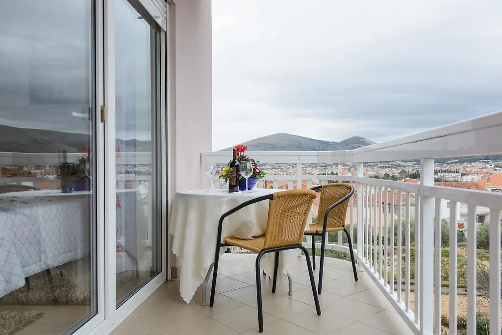 Apartments Mijo Trogir 0*,